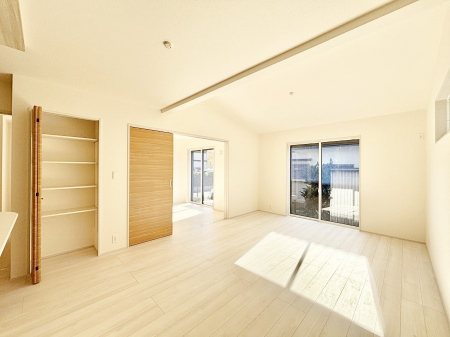 ���r���O�@���邢�z���������A�����̕��͋C�ɖ�������郊�r���O�_�C�j���O