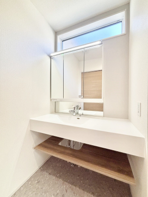 ���ʑ�E���ʏ��@�X�^�C�����O�ɕ֗��ȎO�ʋ��A�~���[�L���r�l�b�g�ōׂ������X�b�L��