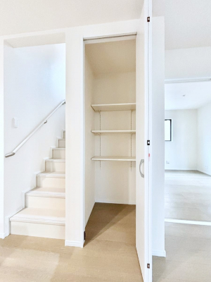 ���̑����ρ@���r���O���[�B�����Ɏ��[������ƕ����W�܂�LDK���X�b�L���Еt�������ł��ˁB  