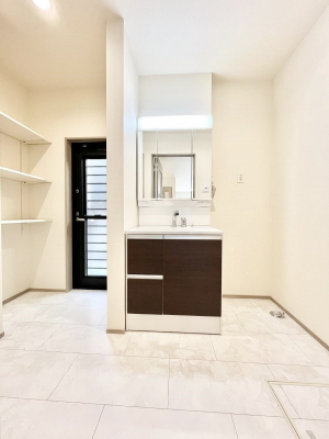 ���ʑ�E���ʏ��@�X�^�C�����O�ɕ֗��ȎO�ʋ��A�~���[�L���r�l�b�g�ōׂ������X�b�L��