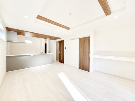 ���r���O�@���邢�z���������A�����̕��͋C�ɖ�������郊�r���O�E�_�C�j���O�B 