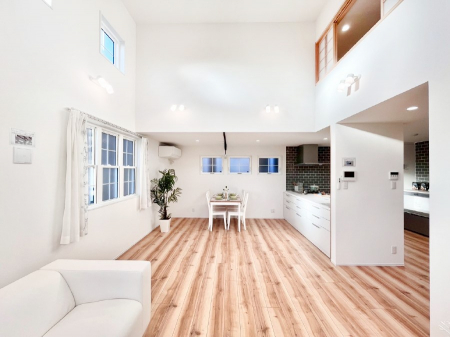 ���r���O�@���邢�z���������A�����̕��͋C�ɖ�������郊�r���O�E�_�C�j���O�B 