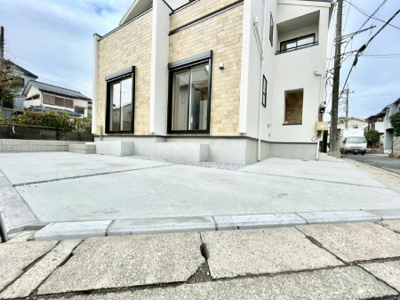 @2\I}Ȃql̒ԂɁB܂AƑ̎]ԃXy[XƂĂ劈B