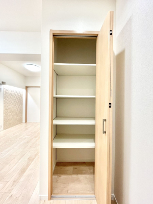 ���̑����ρ@���r���O���[�B�����Ɏ��[������ƕ����W�܂�LDK���X�b�L���Еt�������ł��ˁB  