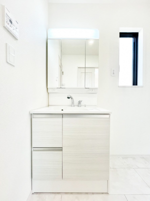 ���ʑ�E���ʏ��@�X�^�C�����O�ɕ֗��ȎO�ʋ��A�~���[�L���r�l�b�g�ōׂ������X�b�L��