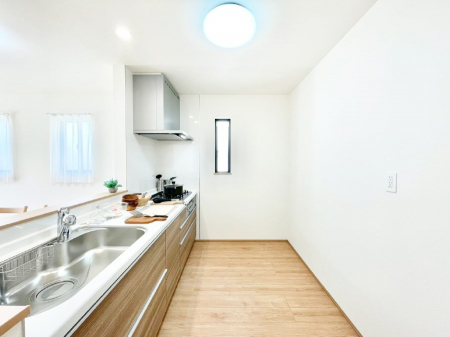 �L�b�`���@�u�₩�ȕ����ʂ蔲����L�b�`���B��������̂Ŗ��邭���C�ɂ��𗧂��܂��B