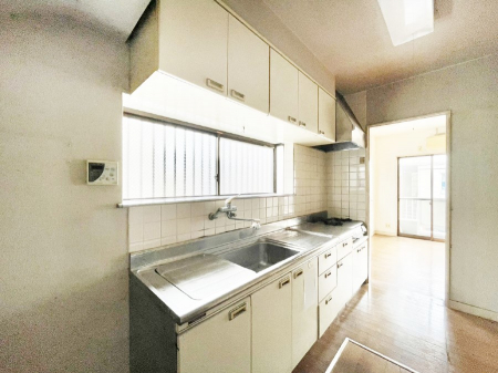 �L�b�`���@���r���O�̗l�q�������Ȃ������ƂɏW���ł��锼�Ɨ��^�L�b�`��