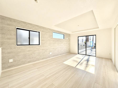 ���r���O�@�܏�V��͗��̓I�ȉ��s��������̂ŁA�V�䂪�L�������ĊJ���I�ȋ�Ԃ����o�ł��܂��B  