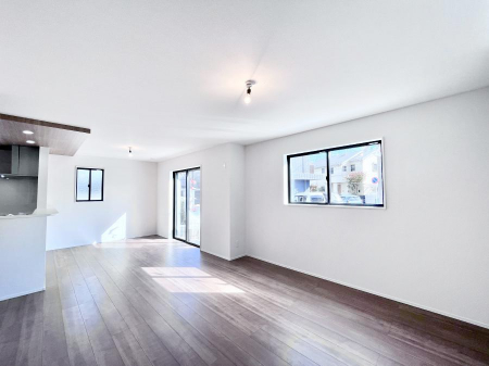 ���r���O�@���邢�z���������A�����̕��͋C�ɖ�������郊�r���O�_�C�j���O 