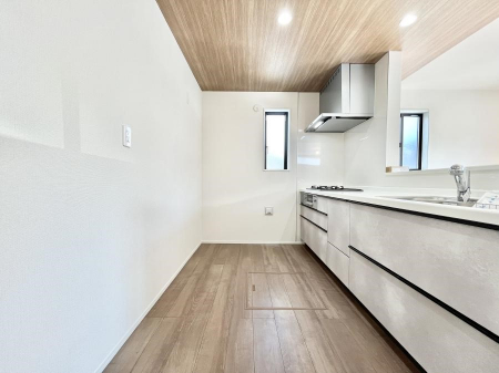 �L�b�`���@�u�₩�ȕ����ʂ蔲����L�b�`���B��������̂Ŗ��邭���C�ɂ��𗧂��܂��B