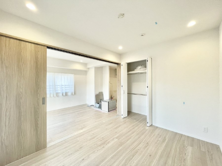 �q�������@���r���O�ɗאڂ����m���B�����˂��J������ƃ��r���O�ƌq����e���̋�Ԃɕϐg�I