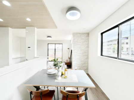 ̑ρ@Ƒ̏Ί炪RƐ܂ĂAȕ͋C̃_CjOɎdオĂ܂B