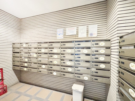 ���̑��@�|�X�g�̓G���g�����X���ɂ���̂ŉJ�ɔG�ꂸ�X�ւ��󂯎��܂���