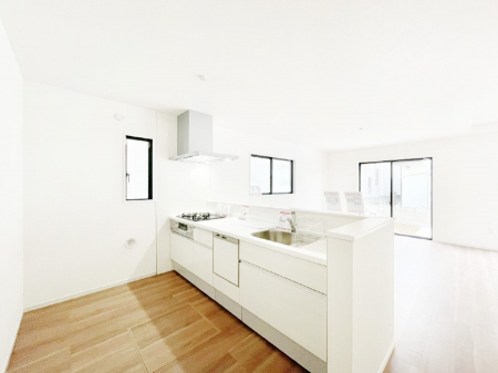 �L�b�`���@���Ƒ��̉�b�e�ޑΖʃL�b�`���B���������̃p�p�}�}�����Ƒ��Ɖ߂������Ԃ����������I