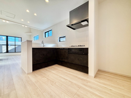 �L�b�`���@���������Ȃ���ł����Ƒ��Ƃ̉�b���y���߂�ΖʃL�b�`���@