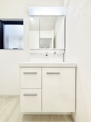 ���ʑ�E���ʏ��@�O�ʋ��̗��ɁA���ϕi��q���p�i�Ȃǂ����[�\�B���ʑ����������ƕۂ��܂��I  