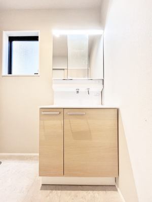 ���ʑ�E���ʏ��@�X�^�C�����O�ɕ֗��ȎO�ʋ��A�~���[�L���r�l�b�g�ōׂ������X�b�L��