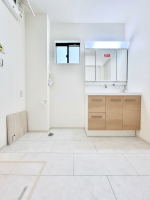 ���ʑ�E���ʏ��@��Ƃ�̐��ʃX�y�[�X�Œ��̐g�x�x���X���[�Y��