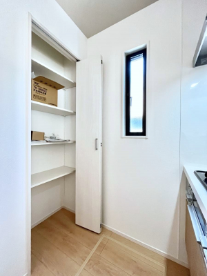 ���̑����ρ@�L�b�`���ɂ̓p���g���[�I�H�ނ̃X�g�b�N�͂������A���p�i�̎��[�Ȃǎg�����͂��낢��I