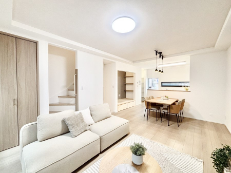 ���r���O�@�^�^�~�X�y�[�X�E���r���O�C���K�i���̗p����LDK�B���Ƒ��̉�b�����������ł���