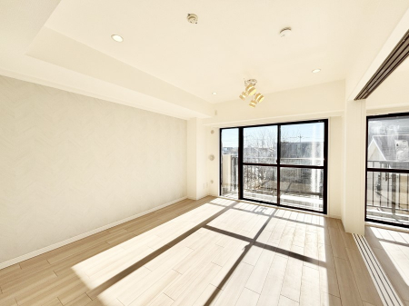 ���r���O�@�傫�ȑ����炽���Ղ�̗z���ƕ����������郊�r���O