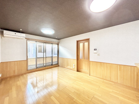 ���̑����ρ@�Ƒ��̏Ί炪���R�Ɛ��܂�Ă���A����ȕ��͋C�̃_�C�j���O�Ɏd�オ���Ă��܂� 