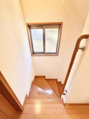 ���̑��@�K�i�͔��Â��Ȃ肪���ł����A����t���邱�Ƃɂ���Ė��邢��Ԃɂł���̂ŁA��艺��̈��S�����m�ۂ���܂��B 