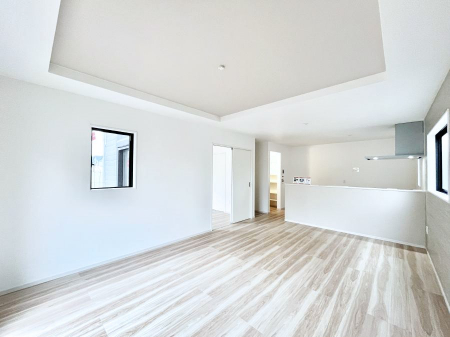 ���r���O�@�܏�V��͗��̓I�ȉ��s��������̂ŁA�V�䂪�L�������ĊJ���I�ȋ�Ԃ����o�ł��܂��B  