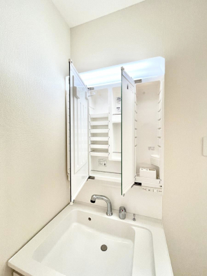 ���̑����ρ@�O�ʋ��̗��ɁA���ϕi��q���p�i�Ȃǂ����[�\�B���ʑ����������ƕۂ��܂��I