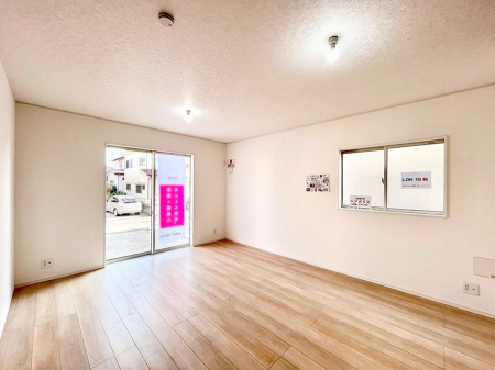 ̑ρ@Ƒ̏Ί炪RƐ܂ĂAȕ͋C̃_CjOɎdオĂ܂B