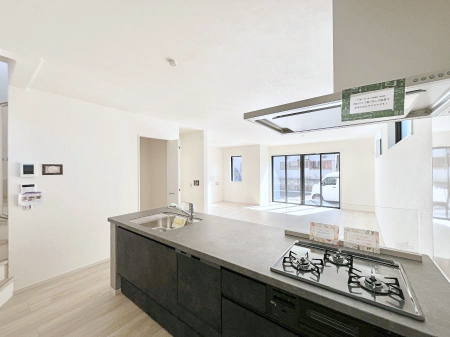 �L�b�`���@���r���O�ŗV�Ԃ��q�l�������Ȃ��炨�������ł���ΖʃL�b�`���B  