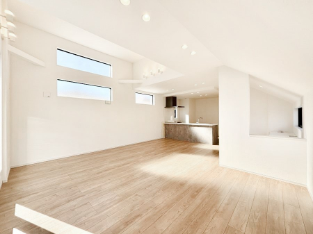 ̑ρ@Ƒ̏Ί炪RƐ܂ĂAȕ͋C̃_CjOɎdオĂ܂B