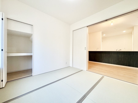 ���̑����ρ@���r���O�Ɨׂ荇���Ă���a���B�ق��ƈꑧ�ł���a�̋�Ԃ��Y�ꂸ�ɁB 