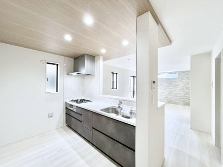 �L�b�`���@���r���O�ŗV�Ԃ��q�l�������Ȃ��炨�������ł���ΖʃL�b�`���B  