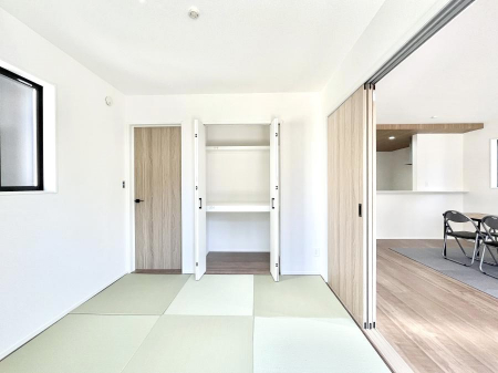 ���̑����ρ@���r���O�Ɨׂ荇���Ă���a���B�ق��ƈꑧ�ł���a�̋�Ԃ��Y�ꂸ�ɁB 