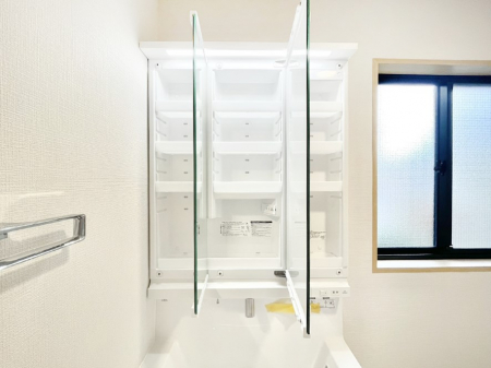 ���̑����ρ@�O�ʋ��̗��ɁA���ϕi��q���p�i�Ȃǂ����[�\�B���ʑ����������ƕۂ��܂��I