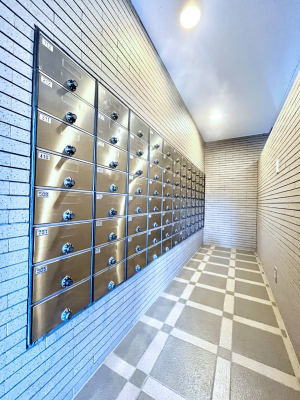 ���̑��@�|�X�g�̓G���g�����X���ɂ���̂ŉJ�ɔG�ꂸ�X�ւ��󂯎��܂��ˁI