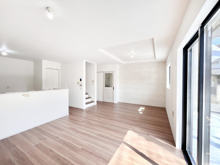 ���r���O�@�܏�V��͗��̓I�ȉ��s��������̂ŁA�V�䂪�L�������ĊJ���I�ȋ�Ԃ����o�ł��܂��B