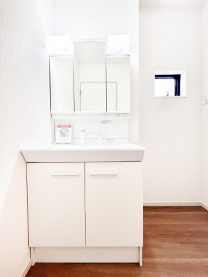 ���ʑ�E���ʏ��@�X�^�C�����O�ɕ֗��ȎO�ʋ��A�~���[�L���r�l�b�g�ōׂ������X�b�L��