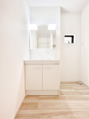 ���ʑ�E���ʏ��@�O�ʋ��̗��ɁA���ϕi��q���p�i�Ȃǂ����[�\�B���ʑ����������ƕۂ��܂��I  