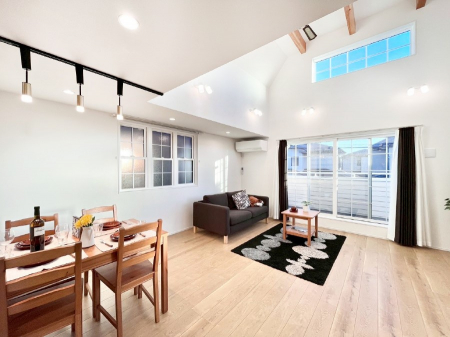 ���̑����ρ@�Ƒ��̏Ί炪���R�Ɛ��܂�Ă���A����ȕ��͋C�̃_�C�j���O�Ɏd�オ���Ă��܂��B