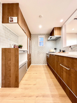 �L�b�`���@��������H��̌�Еt�����X���[�Y�ɁI�J�b�v�{�[�h�ݒu�ς݂̃L�b�`���X�y�[�X�B