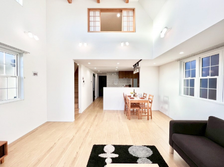 ���r���O�@���邢�z���������A�����̕��͋C�ɖ�������郊�r���O�E�_�C�j���O�B 