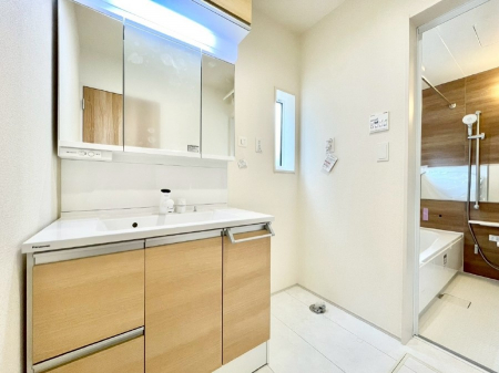 ̑@Ă̂ŎC̑ꏊłC\s܂B̐gxxCǂI