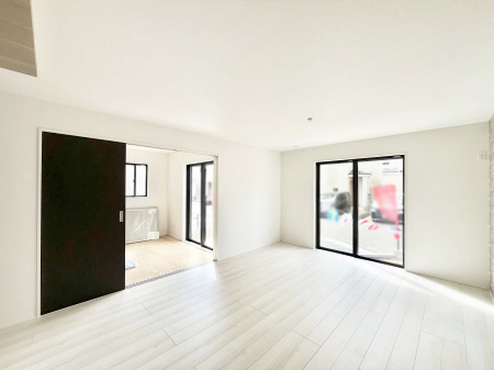 ���r���O�@���邢�z���������A�����̕��͋C�ɖ�������郊�r���O�E�_�C�j���O�B