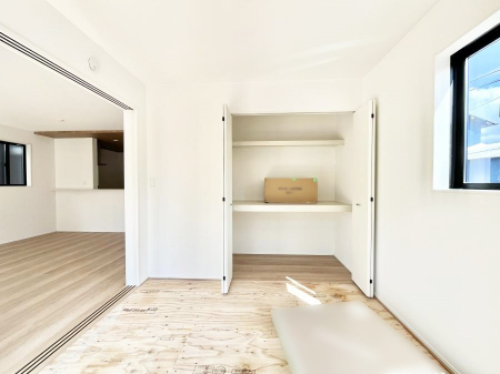 ���̑����ρ@���r���O�Ɨׂ荇���Ă���a���B�ق��ƈꑧ�ł���a�̋�Ԃł��B