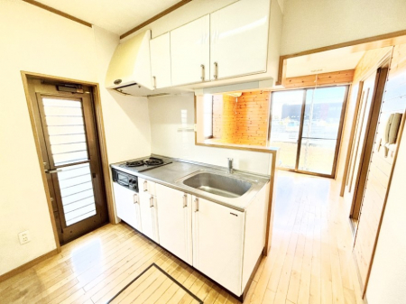 �L�b�`���@���Ƒ��̉�b�e�ޑΖʃL�b�`���B���������̃p�p�}�}�����Ƒ��Ɖ߂������Ԃ����������I