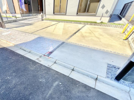 �@����2��\�I�}�Ȃ��q�l�̒��ԂɁB�܂��A���Ƒ��̎��]�ԃX�y�[�X�Ƃ��Ă��劈��B