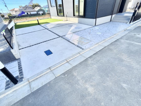 �@����2��\�I�}�Ȃ��q�l�̒��ԂɁB�܂��A���Ƒ��̎��]�ԃX�y�[�X�Ƃ��Ă��劈��B