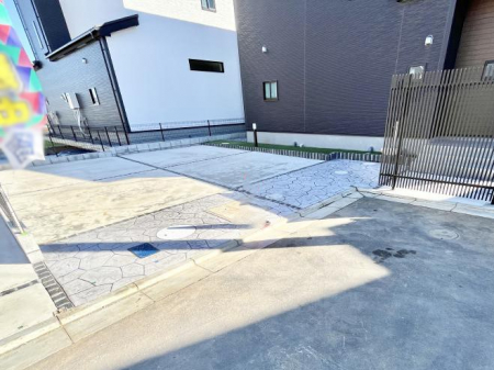 �@����2��\�I�}�Ȃ��q�l�̒��ԂɁB�܂��A���Ƒ��̎��]�ԃX�y�[�X�Ƃ��Ă��劈��B